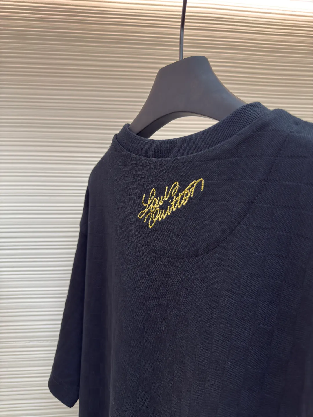 LOUIS VUITTON Golden Thread Puppy Chapter T-shirt ●Authentic product: Purchased and developed for 9750 ●Item number: 1680140-A35 ●Material: Pure cotton fabric ●Technology: Patch embroidery production ●Version: Fitted version ●Weight: about 340 grams ●Size: XS-S-M-L ●Description: Cotton short-sleeved T-shirt with golden dog Chapter embroidery patch. Inspired by dog ​​walkers in Westminster, this piqué cotton T-shirt features an embroidered logo in richly textured Der jacquard. The complex 1V Dog badge pattern pops up on the chest, adding a sophisticated touch to the year-end celebration look. . The overall wiring is straight and delicate, the fabric is comfortable and soft, and the color is consistent without color difference. It can be matched with the same style to create a fashionable look and control various occasions. Customized accessories, complete with three standards, same style for men and women!